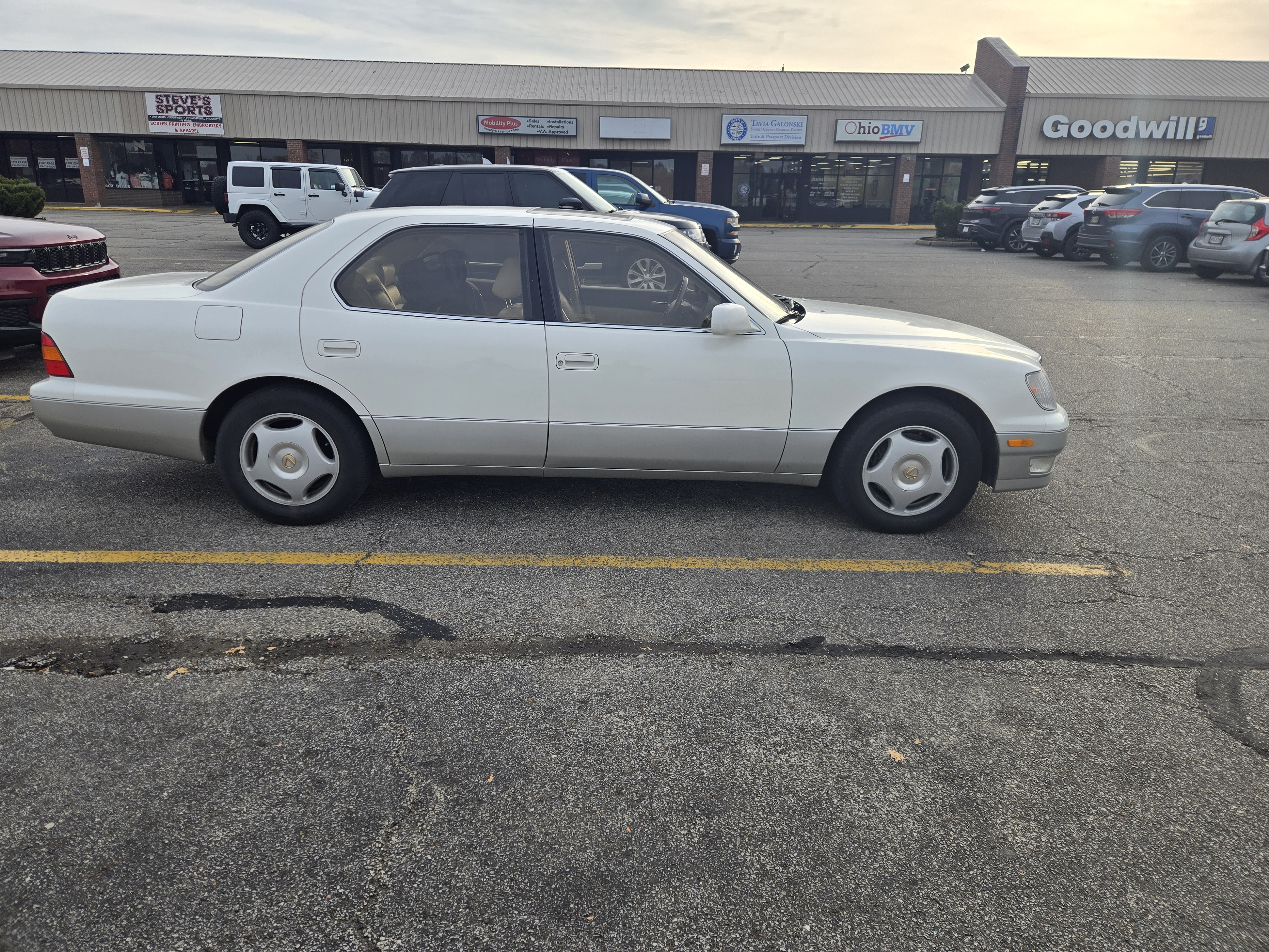 Used 1998 Lexus LS 400 RWD image 3