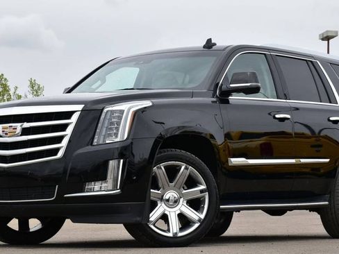 Used 2017 Cadillac Escalade Luxury image 1