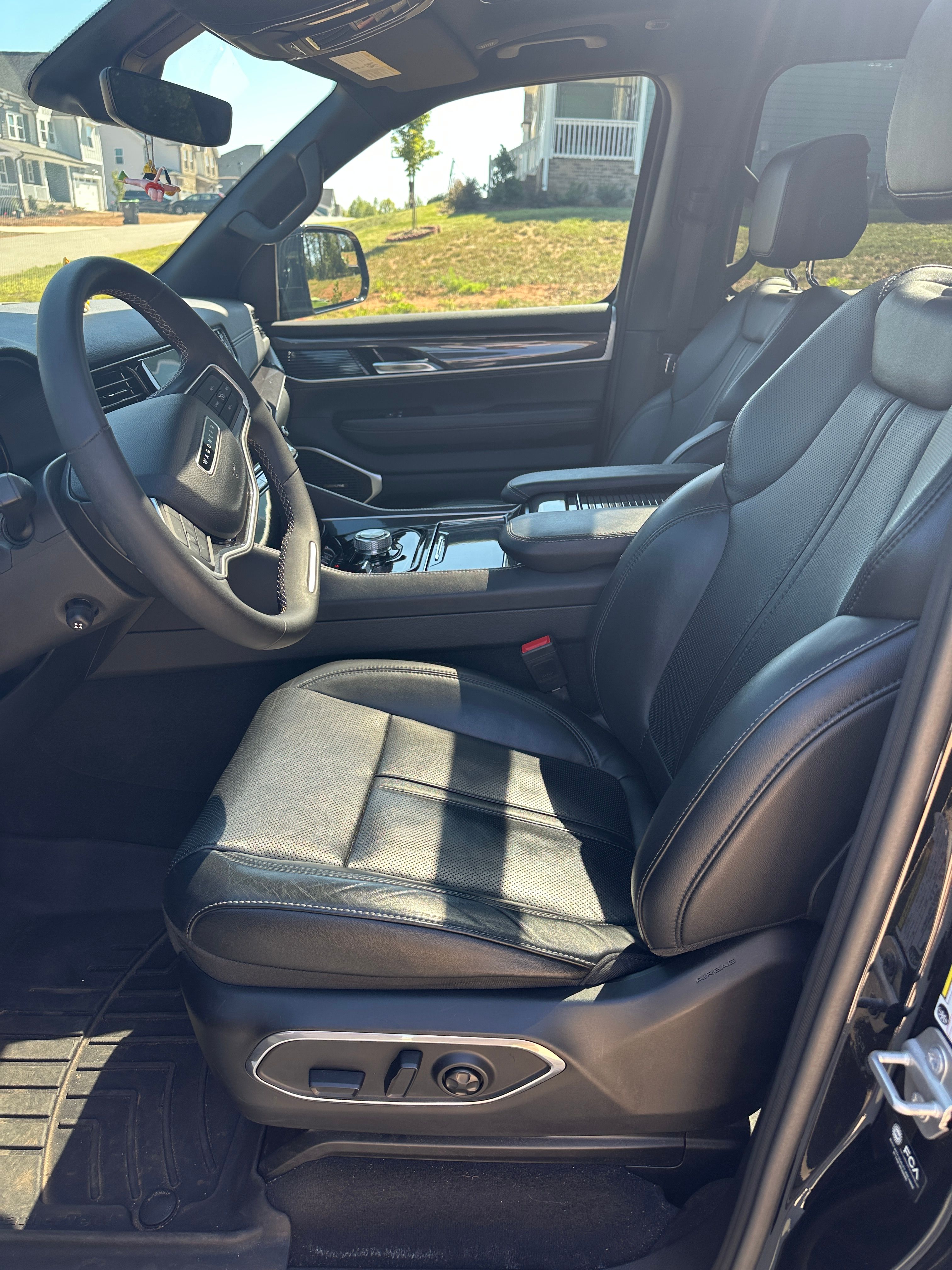 Used 2024 Jeep Wagoneer 4WD w/ Premium Group I image 5