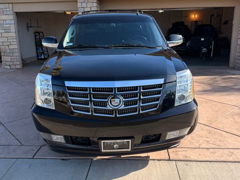 Used 2011 Cadillac Escalade Premium image 6
