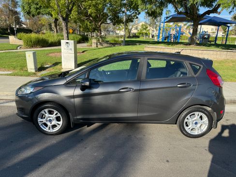 Used 2015 Ford Fiesta SE w/ Exterior Protection Package FWD image 2