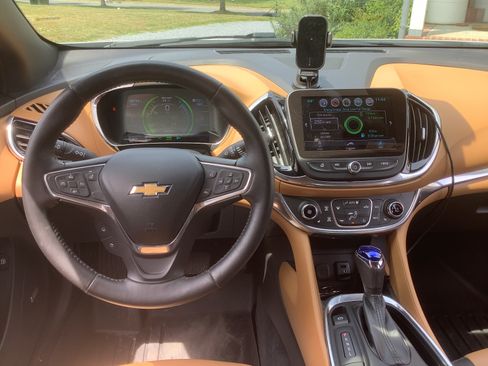 Used 2017 Chevrolet Volt Premier w/ Driver Confidence Package FWD image 18