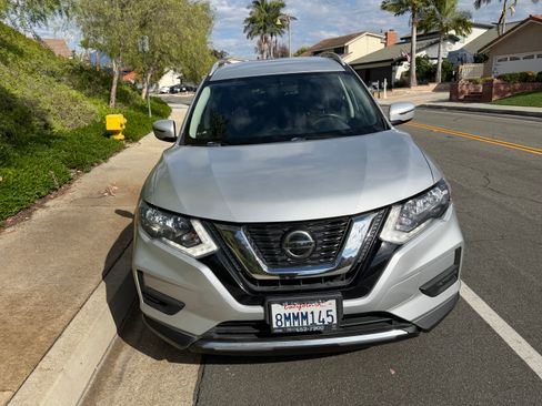 Used 2018 Nissan Rogue SV image 4