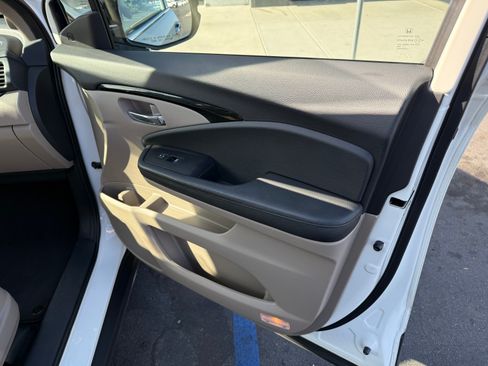 Used 2019 Honda Pilot Touring image 11