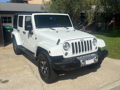 Used 2017 Jeep Wrangler Unlimited Sahara w/ Connectivity Group AWD/4WD image 1