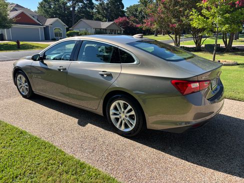 Used 2017 Chevrolet Malibu LT w/ Leather Package FWD image 1