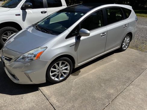 Used 2014 Toyota Prius V Five FWD image 5