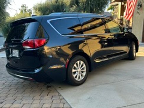 Used 2019 Chrysler Pacifica Touring-L FWD image 5