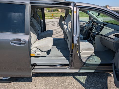 Used 2011 Toyota Sienna LE w/ Towing Pkg image 21