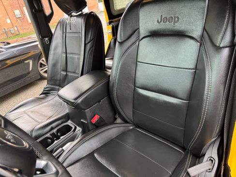 Used 2019 Jeep Wrangler Unlimited Sahara w/ Quick Order Package 24M Moab AWD/4WD image 5