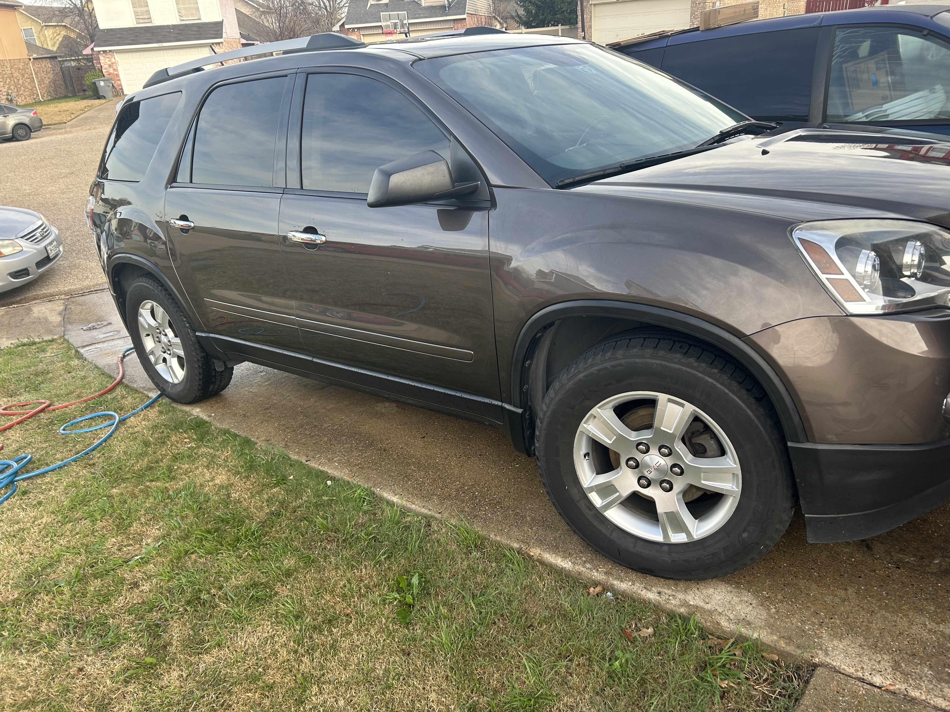 Used 2012 GMC Acadia SLE FWD image 2