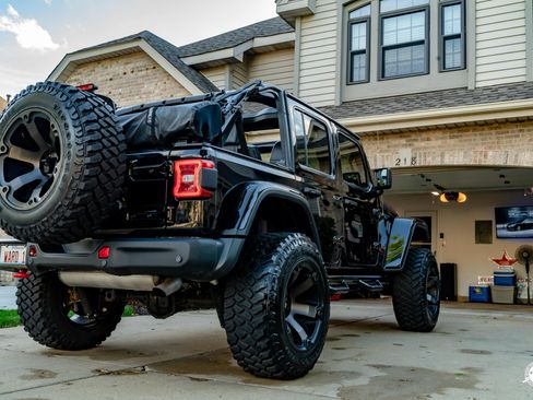 Used 2018 Jeep Wrangler Unlimited Rubicon w/ Dual Top Group AWD/4WD image 11