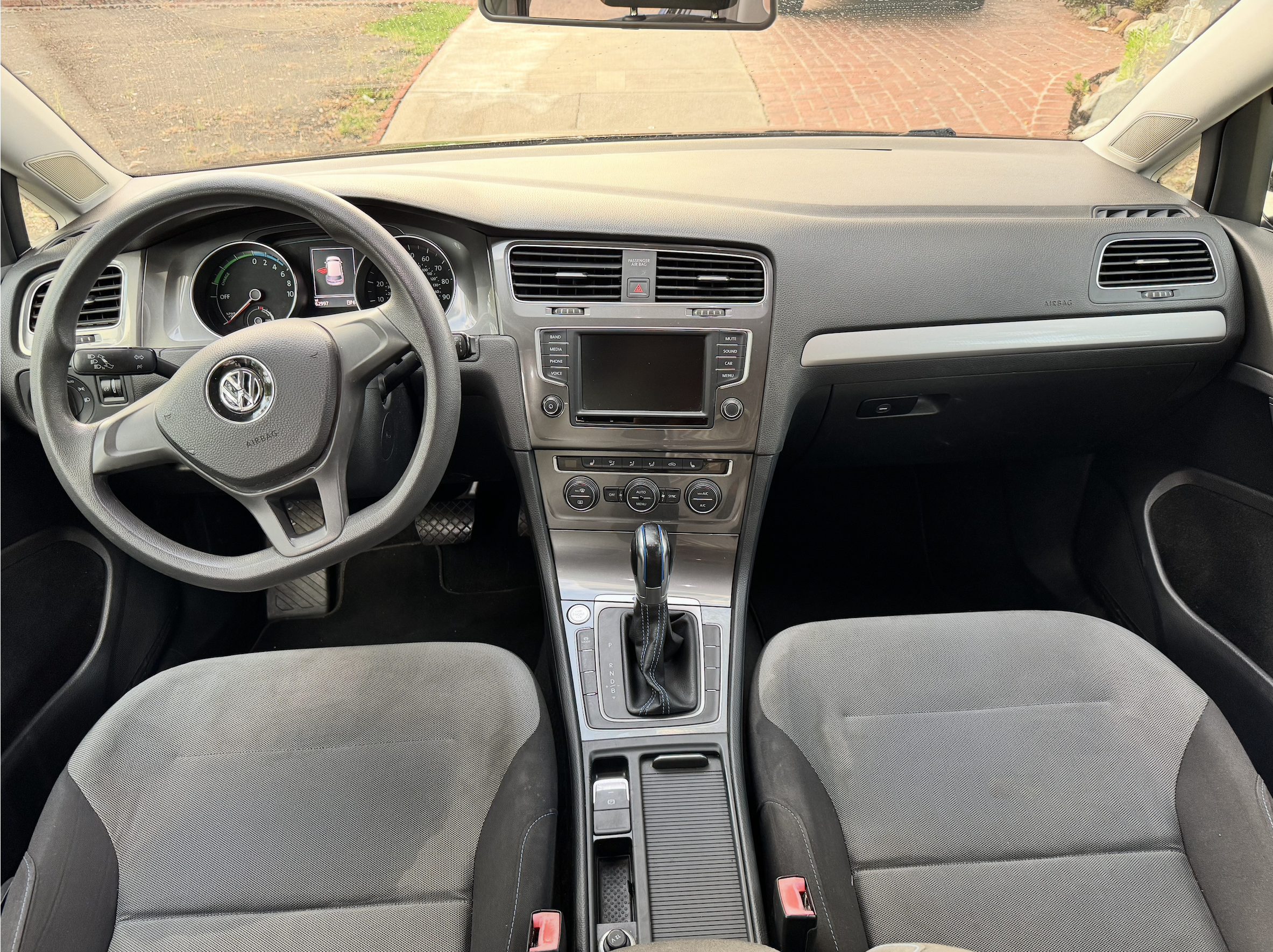 Used 2016 Volkswagen e-Golf SE w/ DC Fast Charging Package FWD image 5