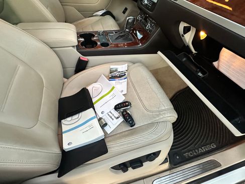 Used 2012 Volkswagen Touareg Hybrid image 10