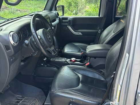 Used 2015 Jeep Wrangler Unlimited Sahara w/ Connectivity Group AWD/4WD image 10