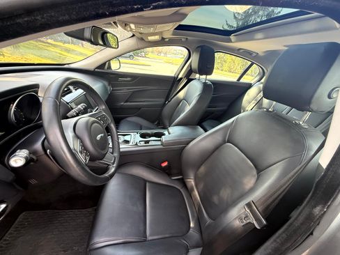 Used 2017 Jaguar XE Premium image 20