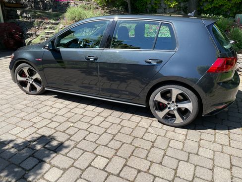 Used 2016 Volkswagen GTI SE FWD image 11