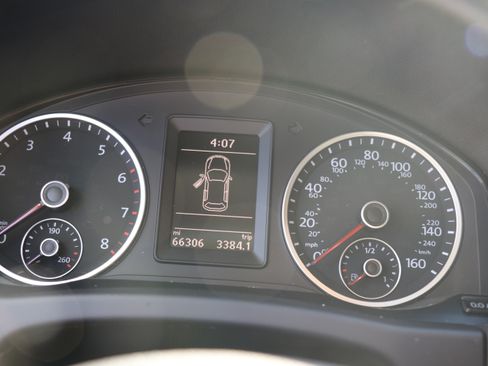 Used 2017 Volkswagen Tiguan S image 8