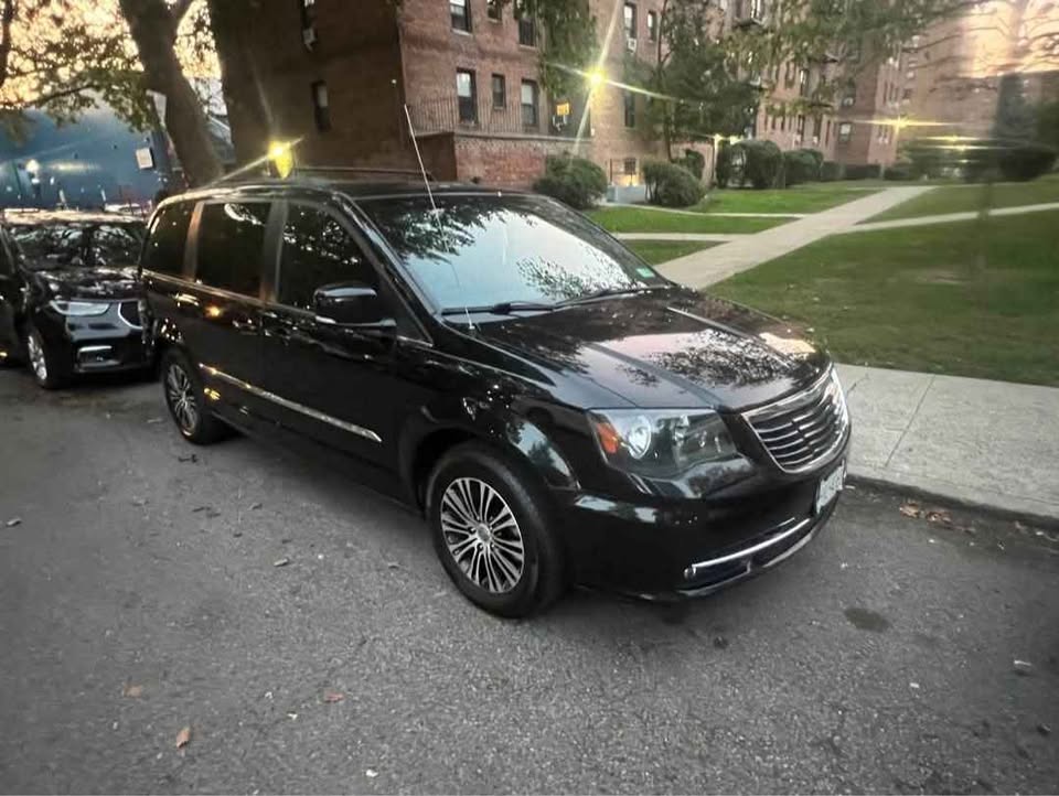 Used 2014 Chrysler Town & Country S FWD image 1