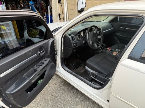 Used 2010 Dodge Charger SXT RWD image 2