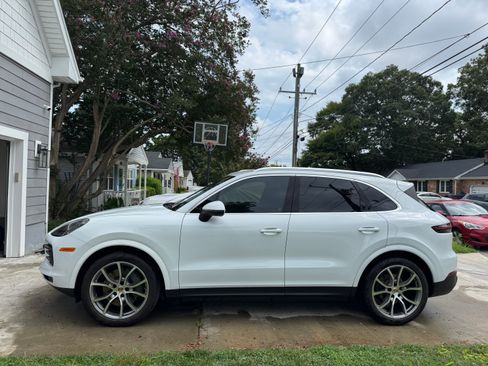 Used 2023 Porsche Cayenne AWD/4WD image 16