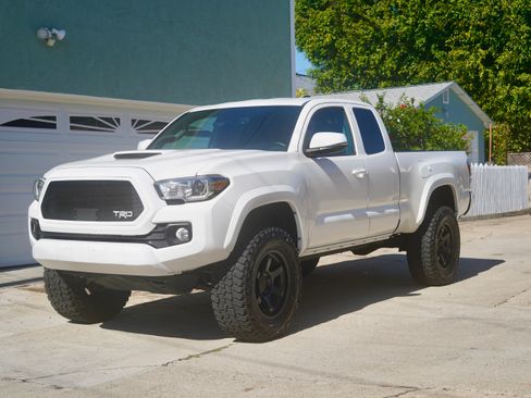Used 2022 Toyota Tacoma TRD Sport image 8
