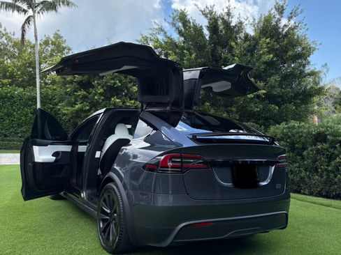Used 2023 Tesla Model X Plaid image 6
