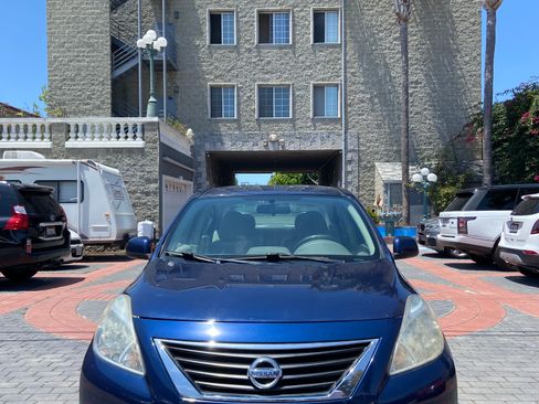 Used 2014 Nissan Versa SV FWD image 4