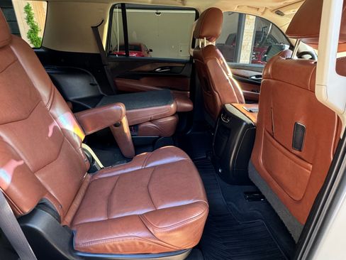 Used 2016 Cadillac Escalade Luxury AWD/4WD image 14