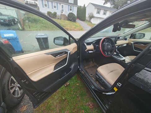 Used 2021 Toyota RAV4 XLE image 10