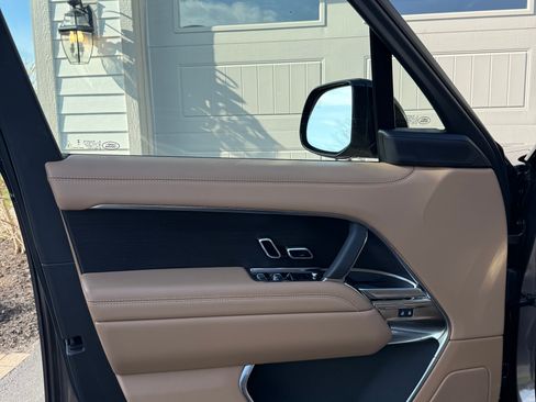 Used 2025 Land Rover Range Rover SE image 8