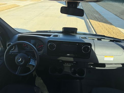 Used 2025 Mercedes-Benz Sprinter 2500 image 17