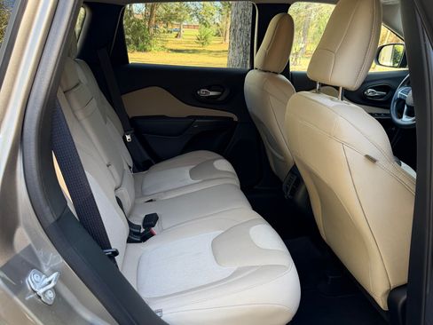 Used 2016 Jeep Cherokee Sport image 8