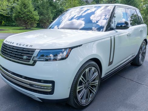 Used 2023 Land Rover Range Rover SE AWD/4WD image 2