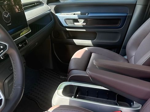 Used 2025 Volkswagen ID. Buzz Pro S Plus RWD image 8