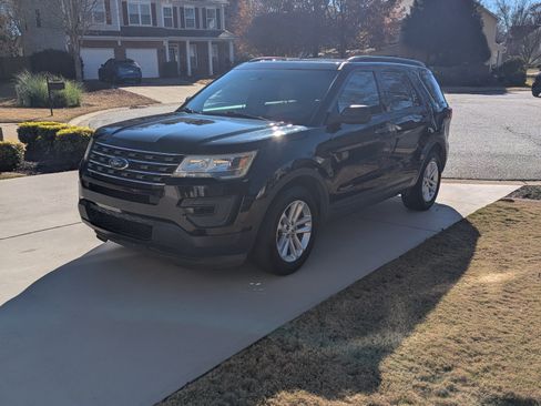 Used 2016 Ford Explorer FWD image 2