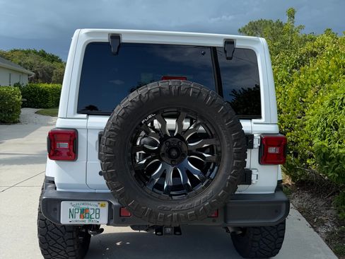 Used 2019 Jeep Wrangler Unlimited Sahara AWD/4WD image 8