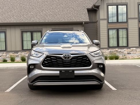 Used 2025 Toyota Highlander Limited AWD/4WD image 2