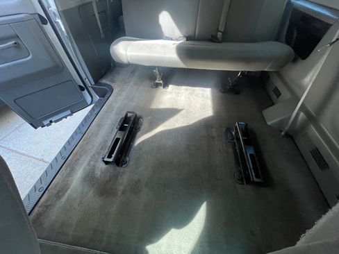 Used 2014 Ford E-350 and Econoline 350 XLT image 4