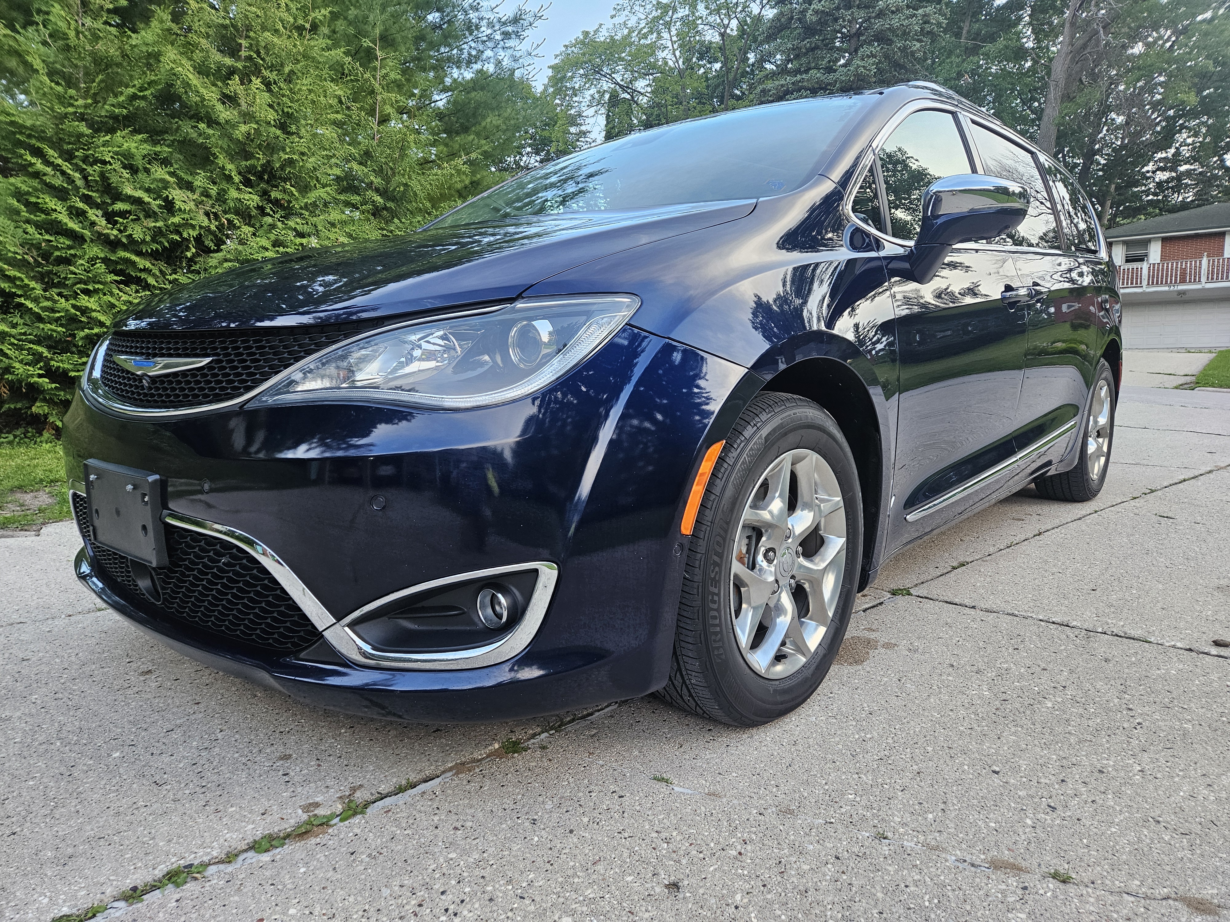 Used 2018 Chrysler Pacifica Limited w/ Advanced Safetytec Group FWD image 4