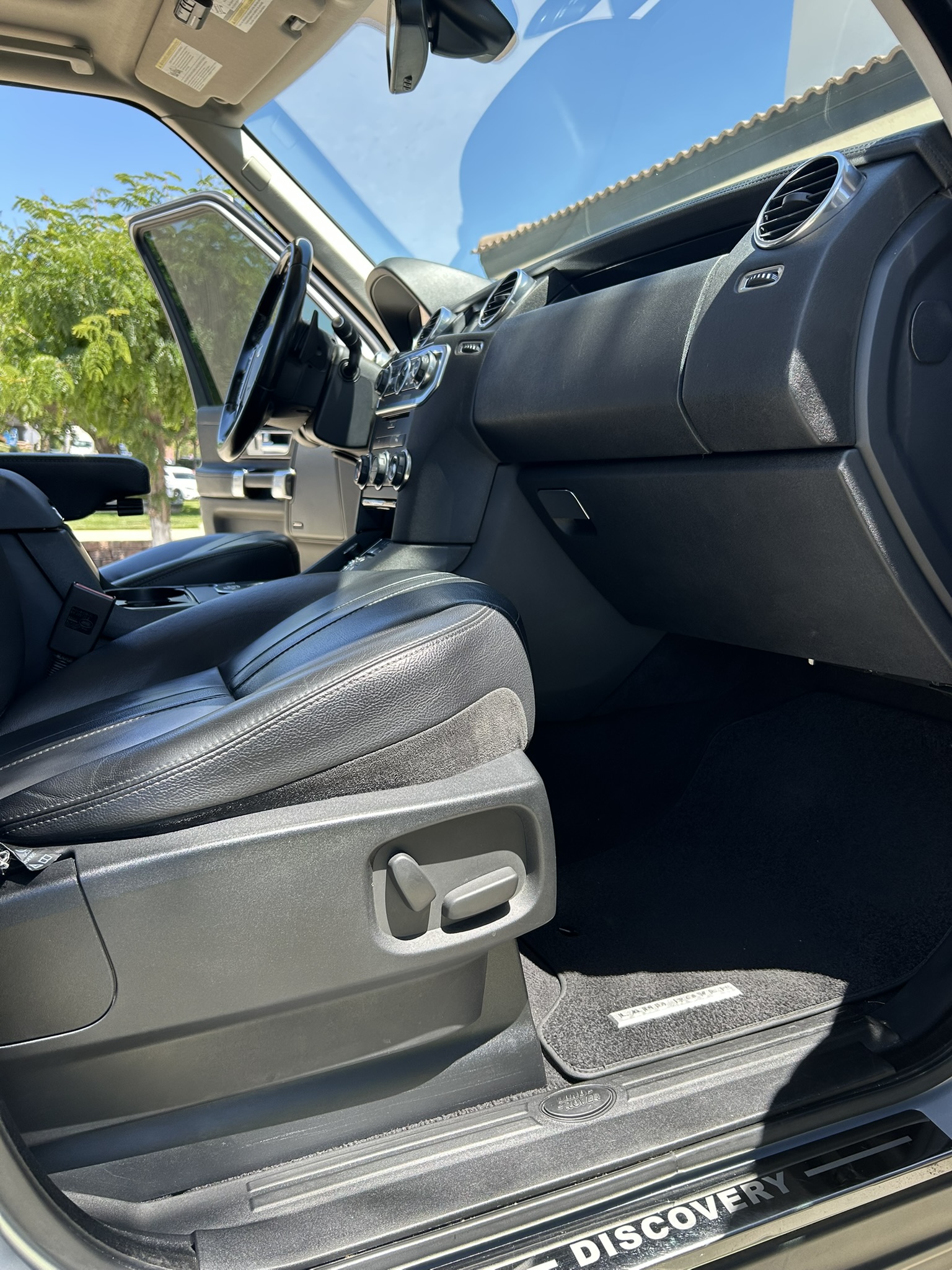 Used 2015 Land Rover LR4 HSE AWD/4WD image 12