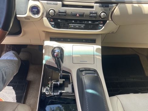 Used 2014 Lexus ES 300h w/ Luxury Package w/Bamboo Trim FWD image 16