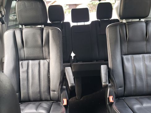 Used 2015 Chrysler Town & Country Touring w/ Driver Convenience Group image 12