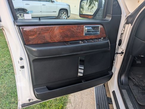 Used 2016 Lincoln Navigator Select image 10