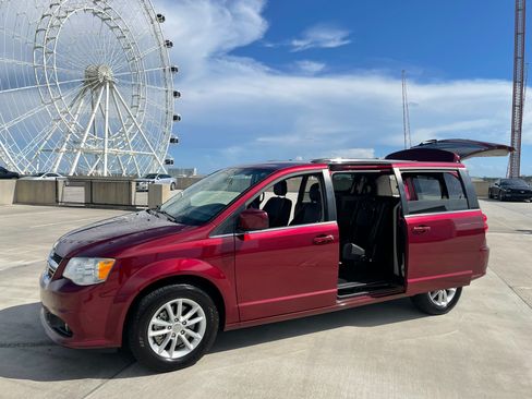 Used 2018 Dodge Grand Caravan SXT image 6