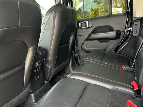 Used 2018 Jeep Wrangler Unlimited Sahara AWD/4WD image 26