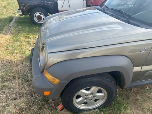 Used 2007 Jeep Liberty Sport AWD/4WD image 6