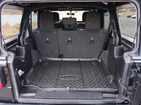 Used 2019 Jeep Wrangler Unlimited Sahara w/ Safety Group image 4