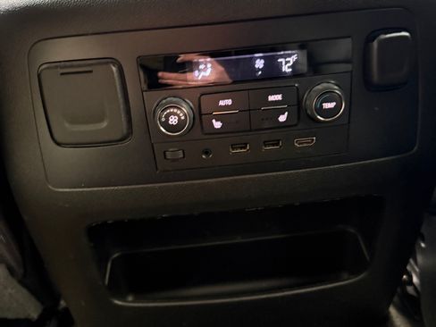 Used 2017 Chevrolet Suburban LT image 13