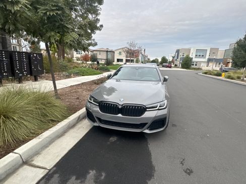 Used 2021 BMW 530e w/ M Sport Package image 4